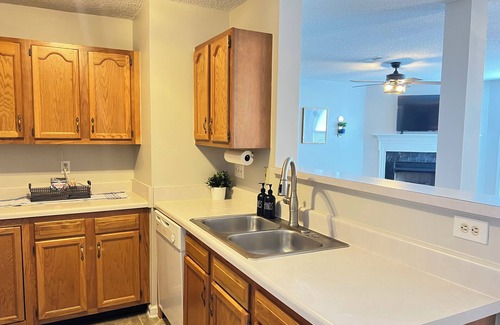 Greensboro Condo | Jamestown Extended Stay w. Kind Bed