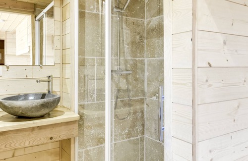 Sorgues Bed & Breakfast | Jamie - Underground hut with jacuzzi