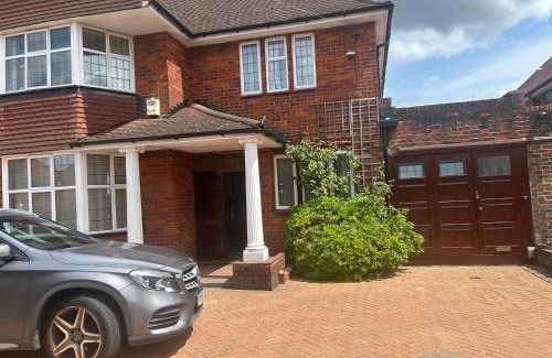 Barnhill Apartment | JAN'S HAVEN Wembley Park - lovely 1 bedroom flat, sleeps 4, free parking, 10 minutes from Wembley stadium and Wembley Park station
