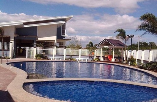 Bacoor City House | Jane vacation rental - Cavite