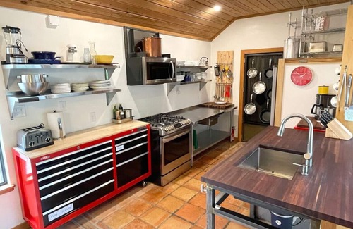 South Lamar House | Jania's Boho-Chic Retreat | 3BR/2BA | Patio Deck
