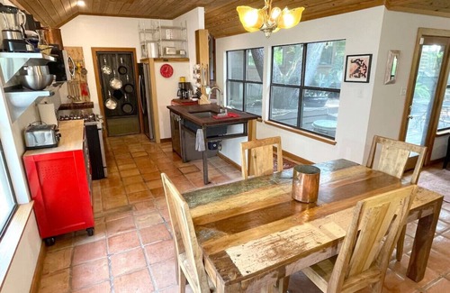South Lamar House | Jania's Boho-Chic Retreat | 3BR/2BA | Patio Deck