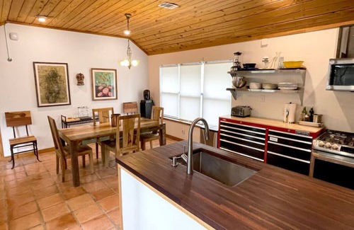 South Lamar House | Jania's Boho-Chic Retreat | 3BR/2BA | Patio Deck