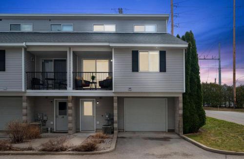 Traverse City House | Japandi, 3BD Townhome Near Downtown, Beach and Wineries