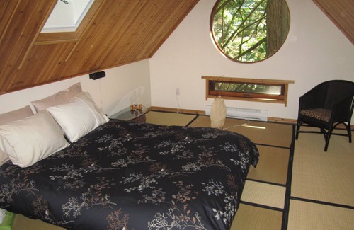 Salt Spring Island Bed & Breakfast | Japanese style Forest House on 6 acres offers hot tub, unique beauty and quiet.