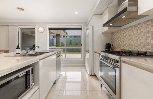 Bletchington House | Japonica Dream - Modern Family Home, Free Wifi