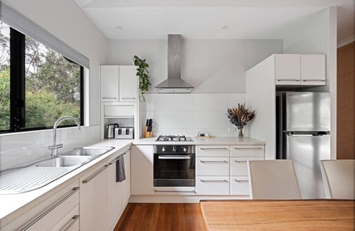 Rosa Glen Hotel | Jarrah Grove Forest Retreat Seclusion Luxury Chalet
