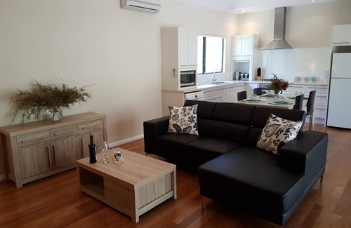Rosa Glen Cabin | Jarrah Grove Forest Retreat - Adults Only