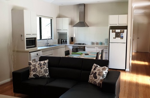 Rosa Glen Cabin | Jarrah Grove Forest Retreat - Adults Only