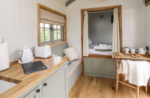 Staple Hill Cottage | JASMINE HUT, MYRTLE FARM, romantic, with hot tub in Warmley