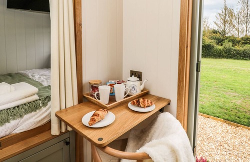 Staple Hill Cottage | JASMINE HUT, MYRTLE FARM, romantic, with hot tub in Warmley
