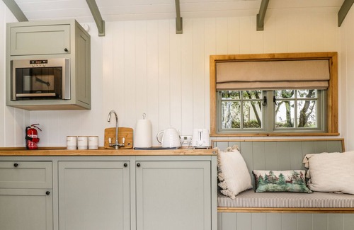 Staple Hill Cottage | JASMINE HUT, MYRTLE FARM, romantic, with hot tub in Warmley