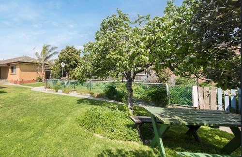 Reservoir House | Jasmine Room- 5 minutes walk to Edwards Lake