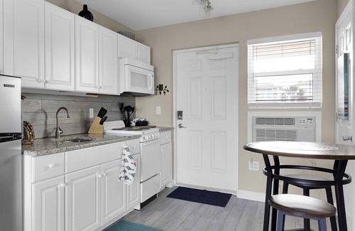 Jacksonville Beach Apartment | Jax Beach Front- Barefoot Bliss & Near Mayo Clinic