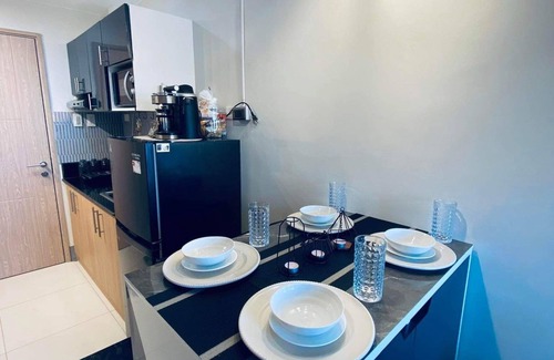 San Dionisio Condo | Jazz's Cozy Abode- W/PS4,Netflix,Karaoke/Near NAIA