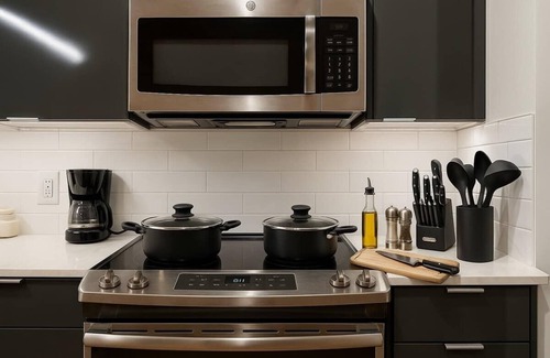 Downtown Dallas Apartment | Jazzy Downtown Studio w/Piano!