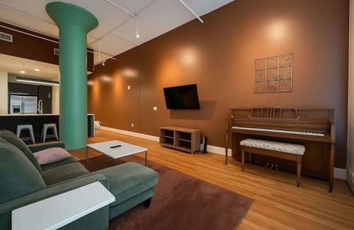 Downtown Dallas Apartment | Jazzy Downtown Studio w/Piano!