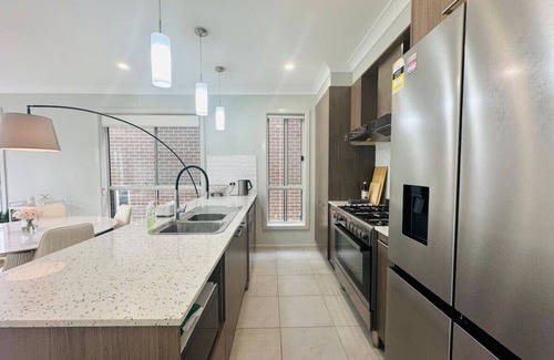 Bardia House | JC House - 4 Br, AC & Wi-Fi Close Coles & Train