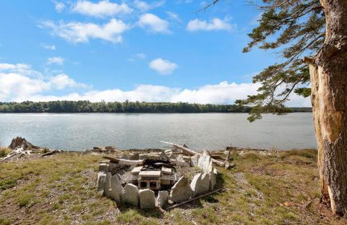 Sullivan House | JCR Taunton Bay Hideaway home