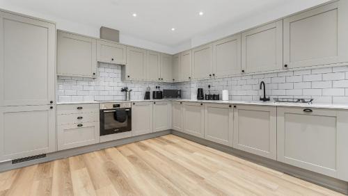 Addiscombe Apartment | JD Apartments - Urban Retreat with Patio