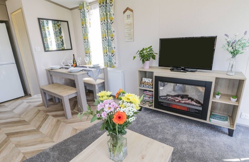 West Heslerton Cottage | JEAN'S PLACE, pet friendly, with hot tub in West Heslerton