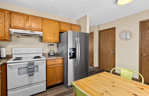Bloomington Apartment | Jeff 2 · 2Bed BloNo Gem: Near Rivian & Statefarm Offices