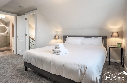 Jefferson Park House | Jeff Park Elegance Remodeled Walk to Stadium