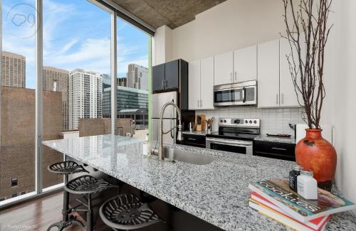 West Loop Gate Apartment | Jeffjack Heated Pool Penthouse in Chicago's West Loop