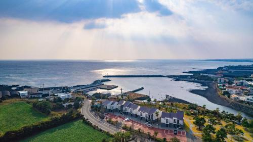 Pyoseon House | Jeju Badayeon Villa