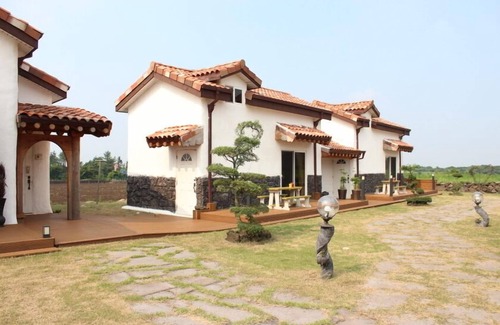 Pyeongdae-ri Condo | Jeju Bijarim Midam Pension