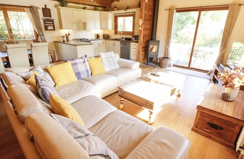 Tattershall Cottage | JEMIMA LODGE, pet friendly, with hot tub in Tattershall