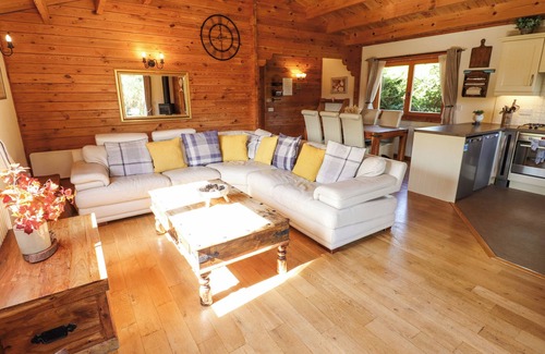 Tattershall Cottage | JEMIMA LODGE, pet friendly, with hot tub in Tattershall