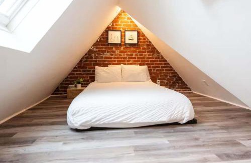 College Hill Apartment | Jennifer's Loft Apartment Historic College Hill with Parking
