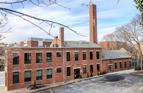 College Hill Apartment | Jennifer's Riverfront Foundry Apartment Downtown
