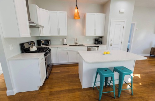 Federal Hill Apartment | Jennifers Penthouse Panoramic City View Apartment with Deck