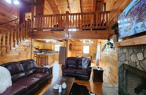 Lenoir Cabin | JennyBud Cabin. Private with HotTub and Firepit.