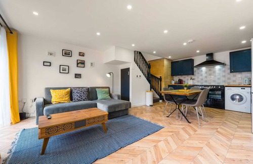 Hanham House | Jersey King - Stylish Bristol House!