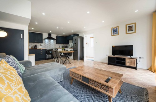 Hanham House | Jersey King - Stylish Bristol House!