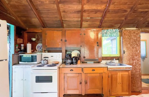 Central Huron Cottage | Jervis Bay - Lakefront with lots of beach! - Private Lake Access
