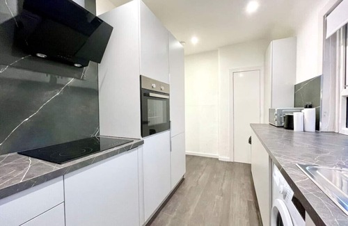 Renfrew Apartment | Jess View - This beautiful 3-bedroom apartment is an upper flat, with its own private entrance