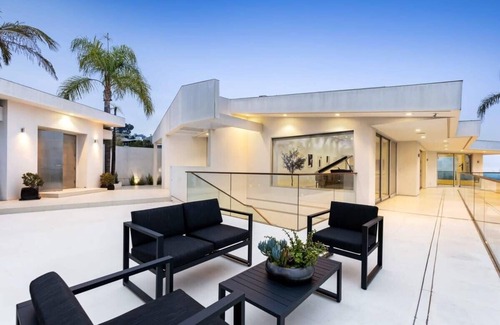 The Bird Streets House | Jetliner by Stay Awhile Villas