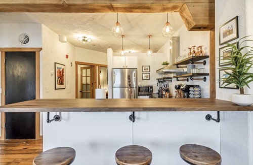 Rio Grande Condo | Jetted Tub - Industrial Condo in Downtown SLC!