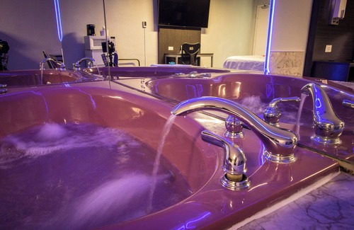 Henderson Hotel | Jetted Tub Smoking King No Pet