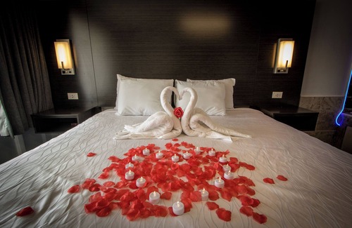 Henderson Hotel | Jetted Tub Smoking King No Pet