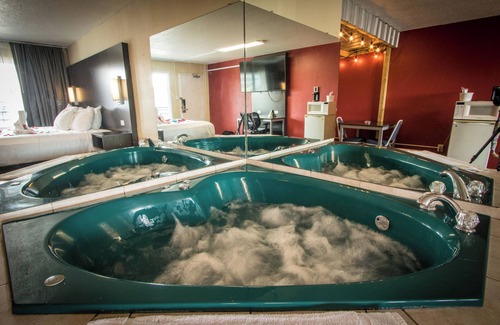 Henderson Hotel | Jetted Tub Smoking King No Pet
