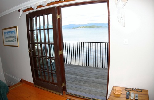 Arden Cottage | Jetty Lodge-Sleeps 4-6 - sleeps 6 guests in 2 bedrooms