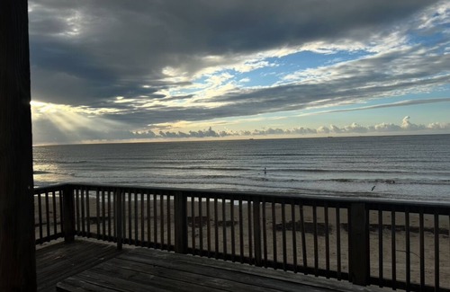 Surfside Beach House | Jetty Sunrise. Pets Welcome. Pedestrian Beach on SAND! New! By Park! Restaurants