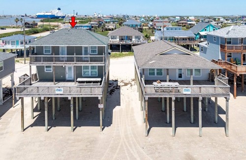 Surfside Beach House | Jetty Sunrise. Pets Welcome. Pedestrian Beach on SAND! New! By Park! Restaurants