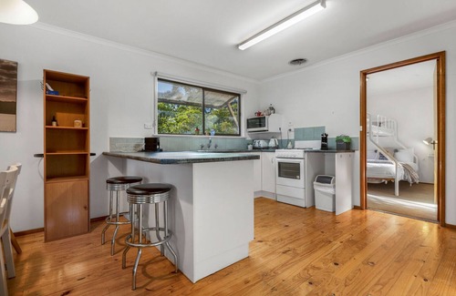 Nungurner House | Jetty View: Pelican Cabin - Feel a sense of nature in this rural environment