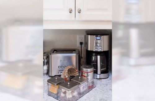 Richmond Apartment | Jewel in the Sky: Modern, Private, Luxurious Loft + EV Charger!